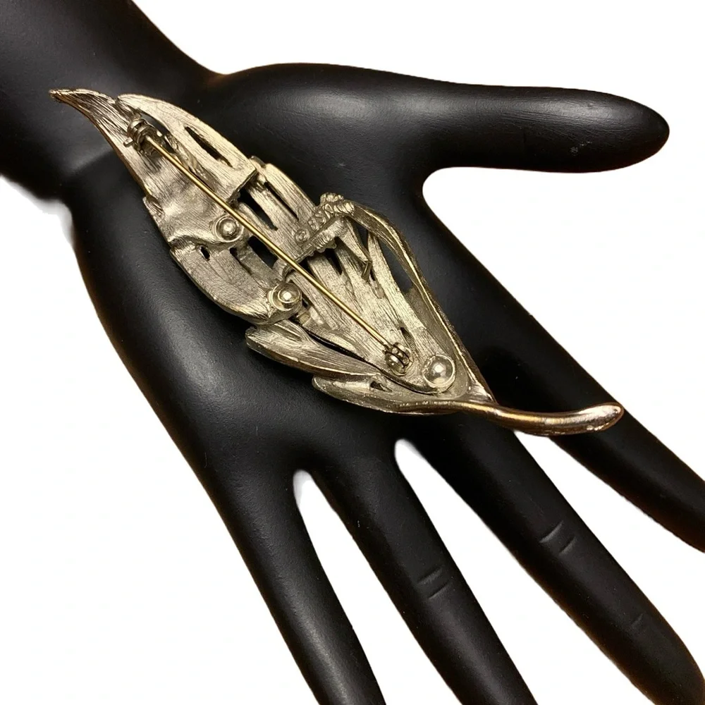 VINTAGE CIRCA 1960'S BSK SIGNED SILVER TONE DIAMOND CUT METAL BROOCH